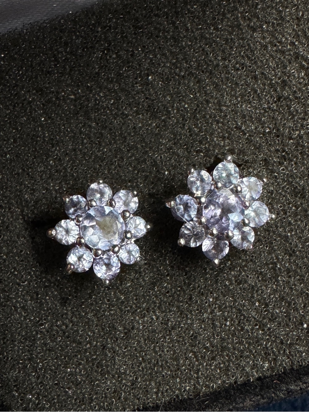 Vintage 14K White Gold Tanzanite‎ Flower Cluster Stud Earrings.